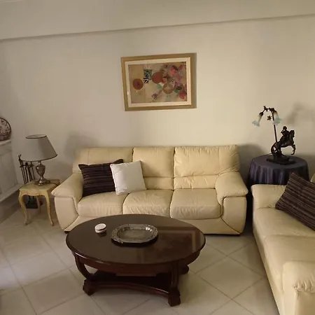 Jasmine Near The * 罗希姆诺