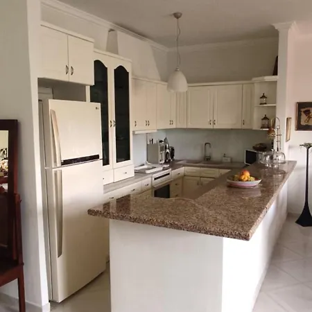 Jasmine Near The 罗希姆诺